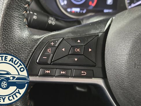 Used 2020 Nissan Versa SR image 11