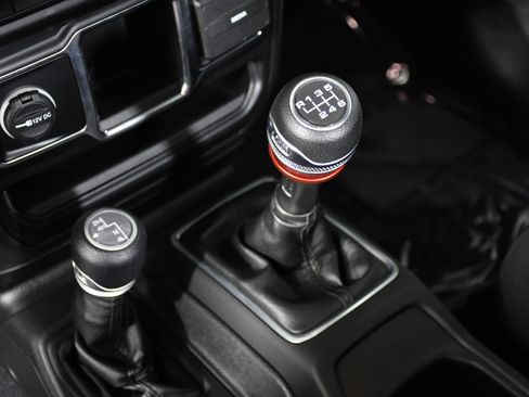 Used 2022 Jeep Gladiator Sport image 16