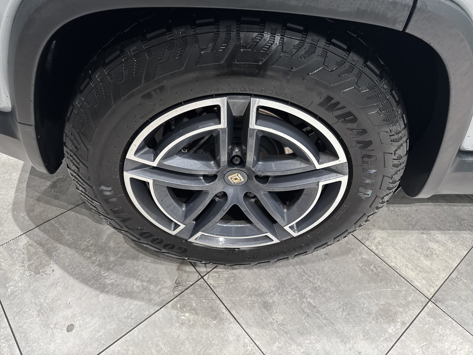 Used 2025 Rivian R1S Adventure Dual AWD/4WD image 13