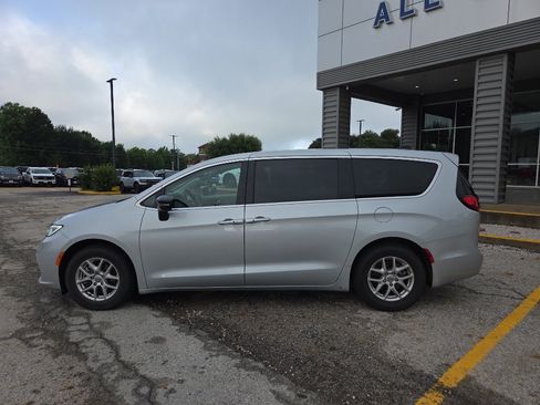 Used 2024 Chrysler Pacifica Touring-L FWD image 8
