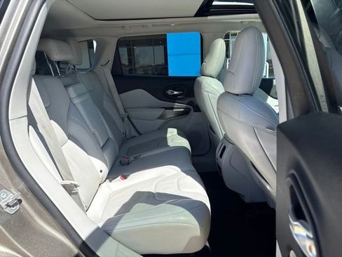 Used 2019 Jeep Cherokee Limited AWD/4WD image 16