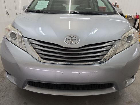 Used 2014 Toyota Sienna XLE FWD image 17