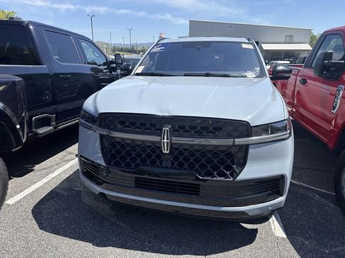 Used 2025 Lincoln Navigator Reserve w/ Jet Appearance Package image 5