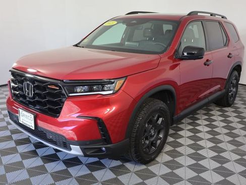 Used 2025 Honda Pilot TrailSport image 4