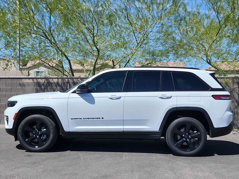 Used 2025 Jeep Grand Cherokee Limited w/ Luxury Tech Group II AWD/4WD image 5