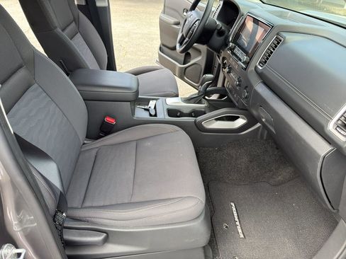 Used 2024 Nissan Frontier SV image 27