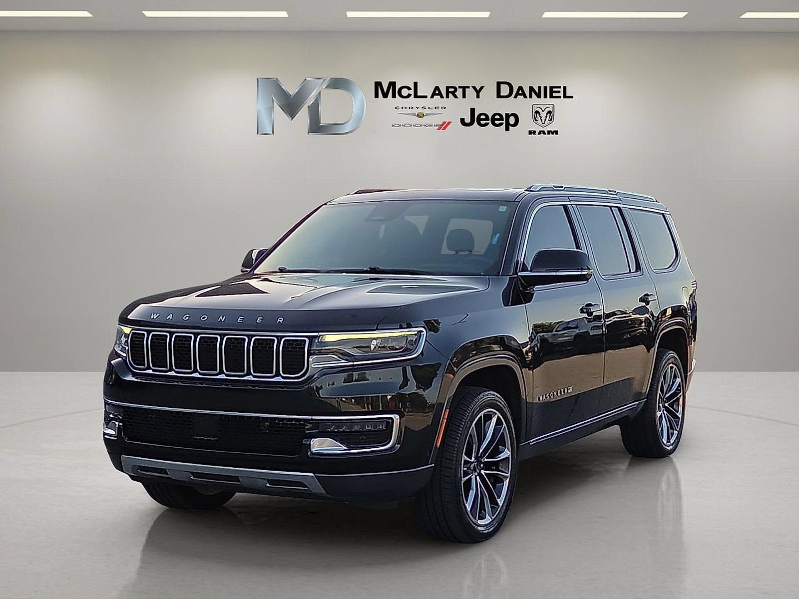 Used 2022 Jeep Wagoneer Series III w/ Premium Group I AWD/4WD image 2