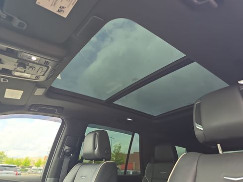 Used 2023 Cadillac Escalade Premium Luxury AWD/4WD image 31