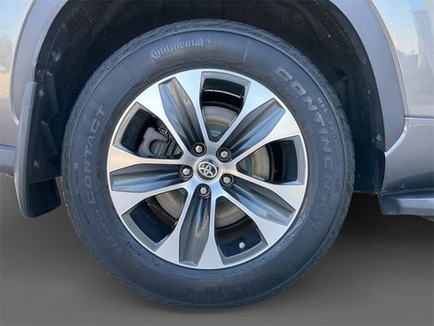 Used 2021 Toyota Highlander XLE image 10