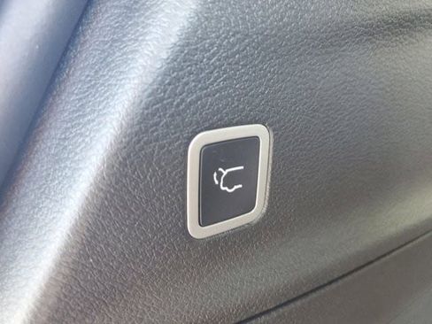 New 2024 Chrysler Pacifica Limited w/ S Appearance Package image 6