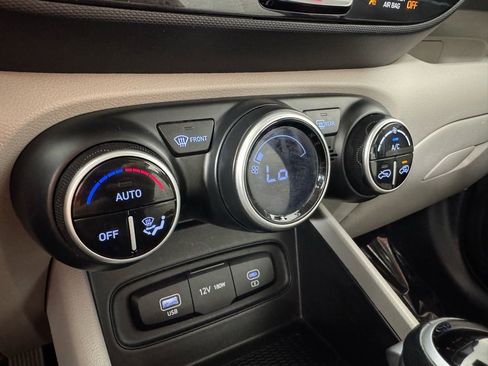 Used 2024 Hyundai Venue SEL image 23