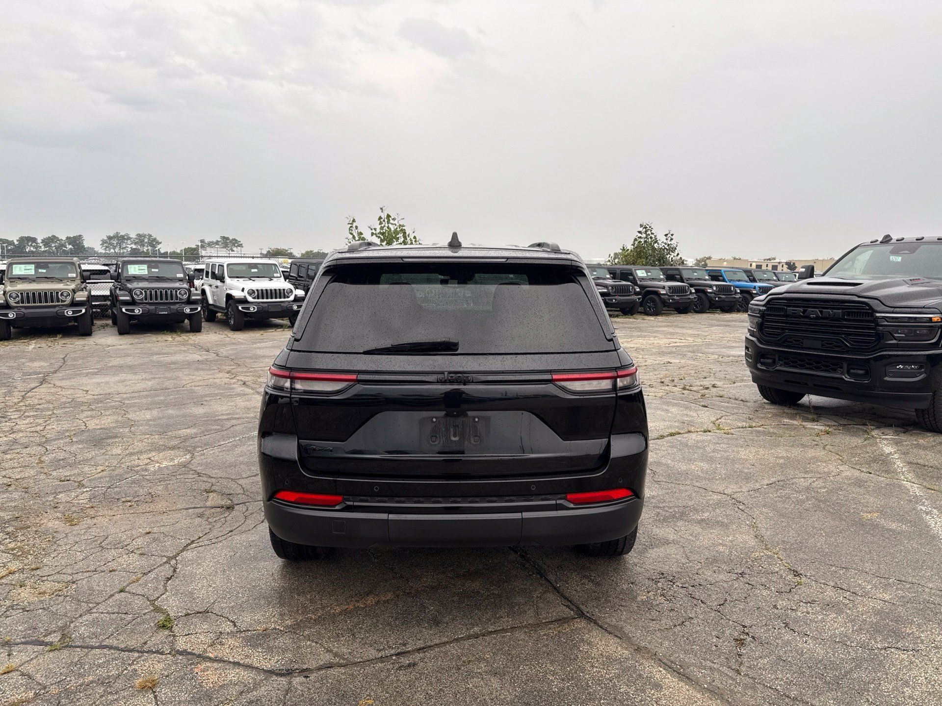Used 2023 Jeep Grand Cherokee Altitude AWD/4WD image 7