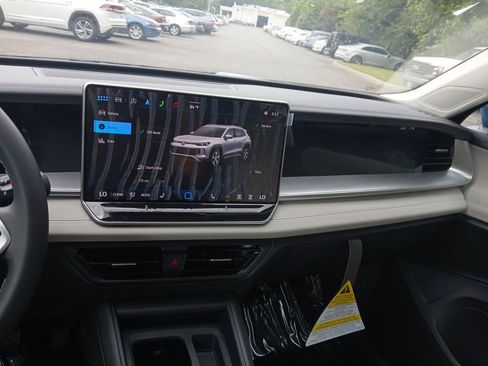 New 2025 Volkswagen Tiguan SE image 17