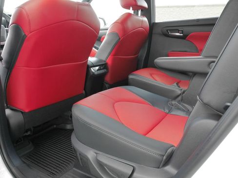 Used 2023 Toyota Highlander XSE FWD image 19