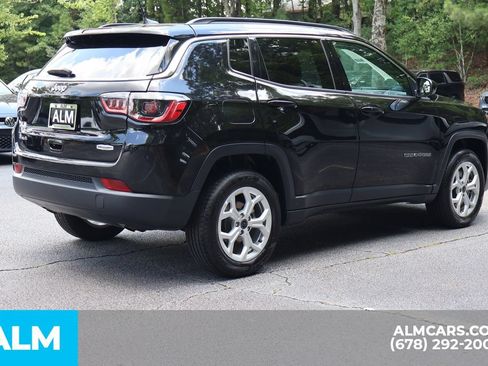 Used 2025 Jeep Compass Latitude AWD/4WD image 6