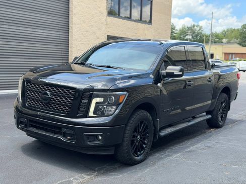 Used 2018 Nissan Titan SV w/ SV Convenience Package AWD/4WD image 2