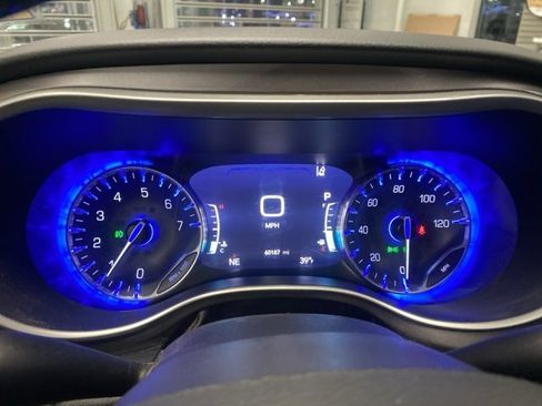 Used 2021 Chrysler Pacifica Touring-L image 18