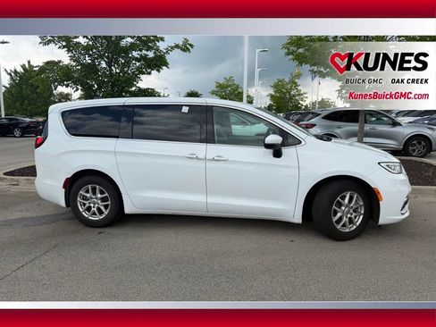 Used 2023 Chrysler Pacifica Touring-L FWD image 4