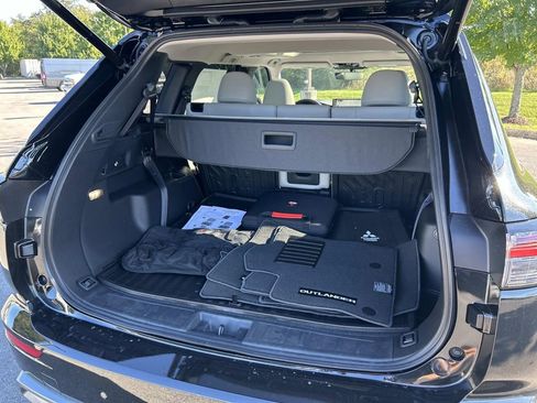 Used 2025 Mitsubishi Outlander SE image 11