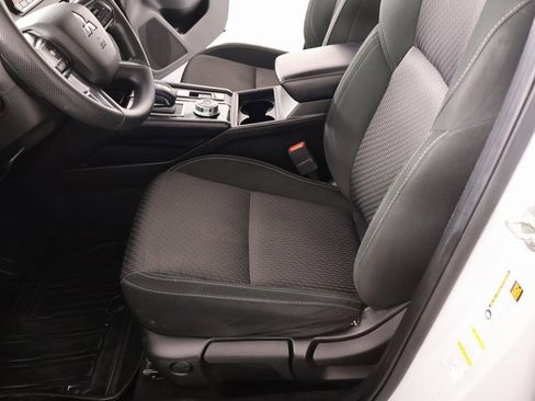 Used 2023 Mitsubishi Outlander ES image 10
