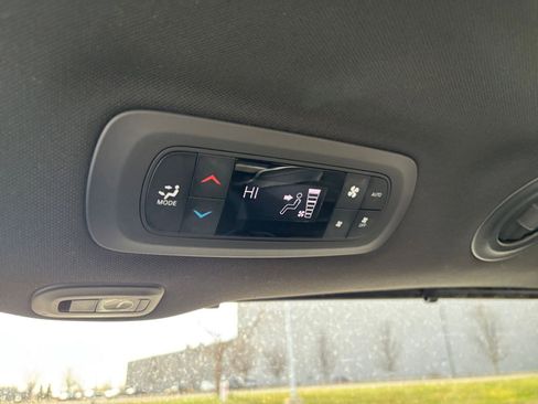 Used 2025 Chrysler Pacifica Limited image 25