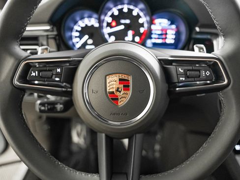 Certified 2025 Porsche Macan image 17