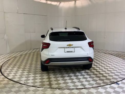Used 2024 Chevrolet Trax LT w/ Sunroof Package FWD image 7