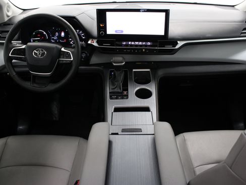 Used 2026 Toyota Sienna XLE FWD image 31