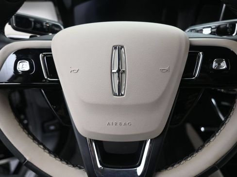Used 2025 Lincoln Corsair AWD image 13