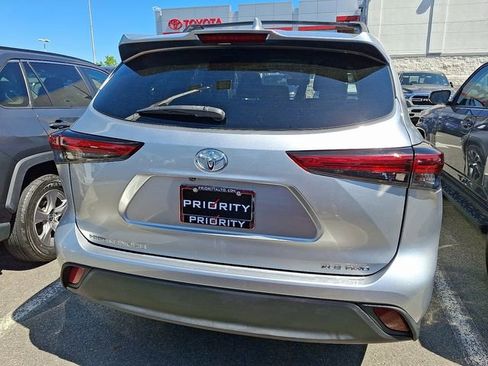 Used 2022 Toyota Highlander XLE AWD/4WD image 5