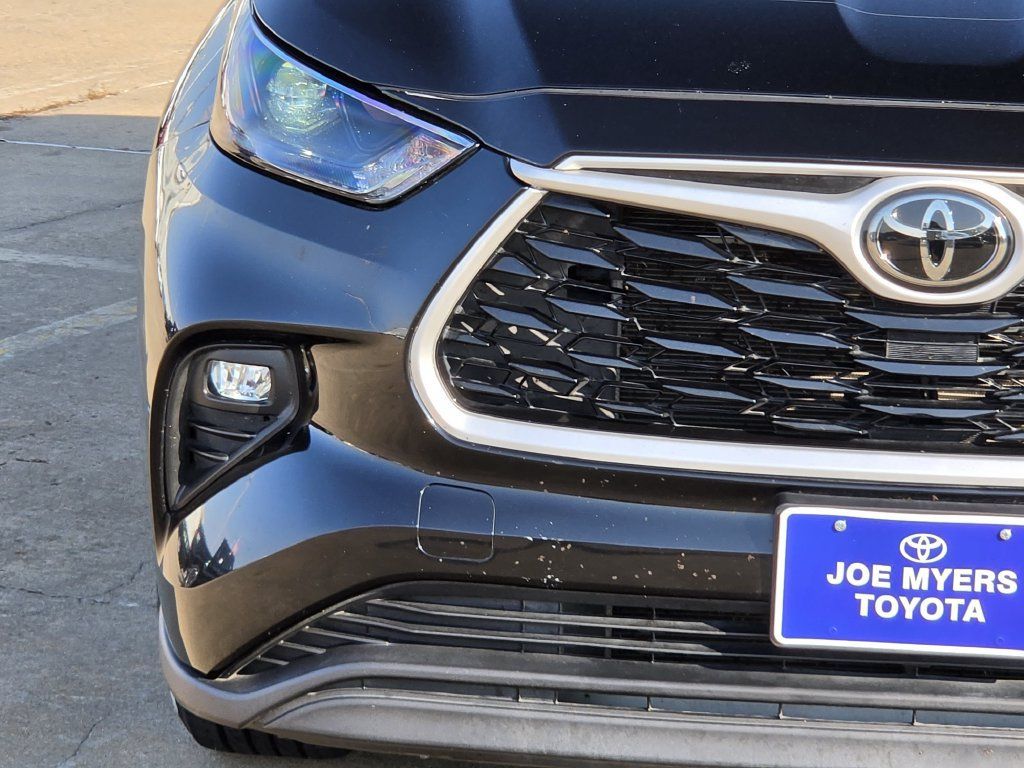 Used 2023 Toyota Highlander XLE FWD image 5