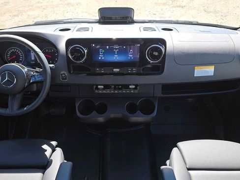 Used 2025 Mercedes-Benz Sprinter 2500 image 17