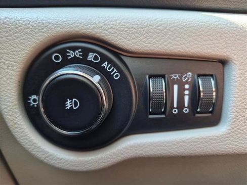 Used 2023 Chrysler Pacifica Touring-L FWD image 17