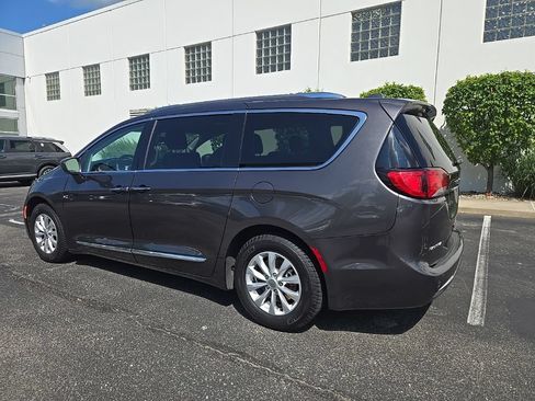Used 2019 Chrysler Pacifica Touring-L FWD image 6