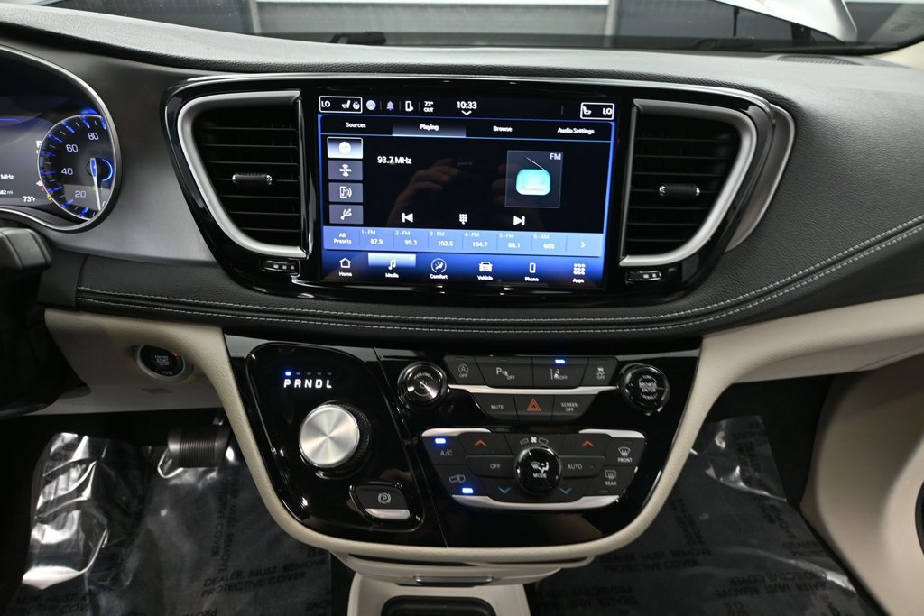 Used 2023 Chrysler Pacifica Touring-L AWD/4WD image 23