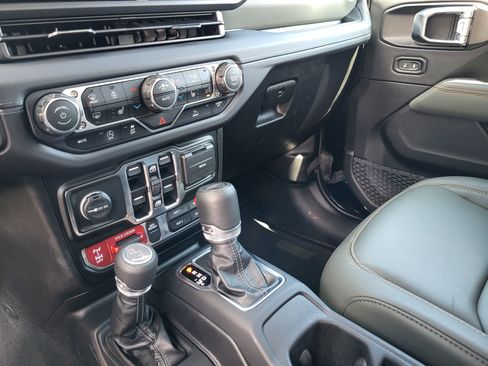 Used 2025 Jeep Gladiator Mojave w/ Convenience Group AWD/4WD image 19
