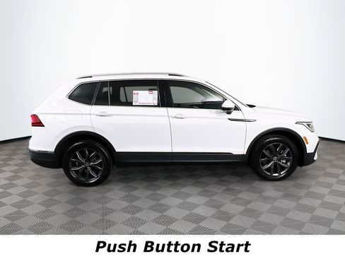 Used 2022 Volkswagen Tiguan SE w/ Panoramic Sunroof Package image 2