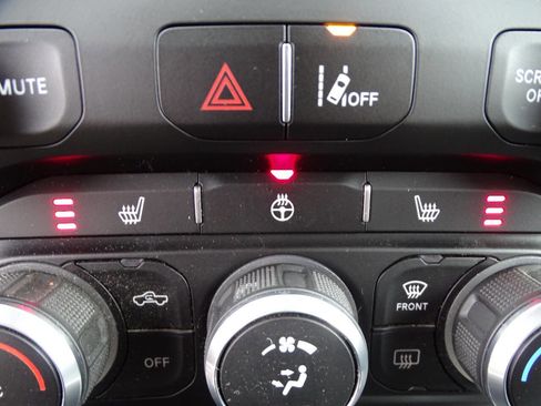 Used 2022 RAM 1500 4x4 Crew Cab Big Horn image 33