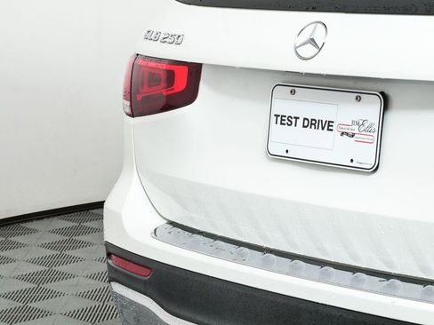 Used 2021 Mercedes-Benz GLB 250 4MATIC image 36
