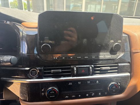 Used 2023 Nissan Pathfinder Platinum FWD image 15