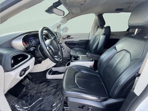 Used 2021 Chrysler Pacifica Touring-L image 13