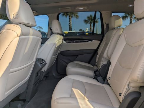 Used 2022 Cadillac XT6 Premium Luxury w/ Technology Package image 16