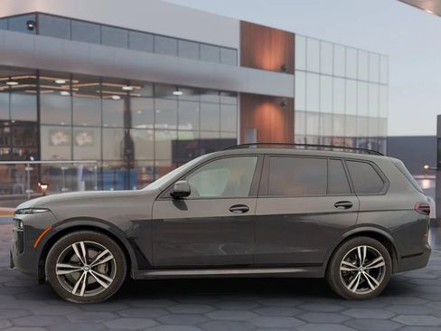 Used 2025 BMW X7 xDrive40i w/ M Sport Package AWD/4WD image 3