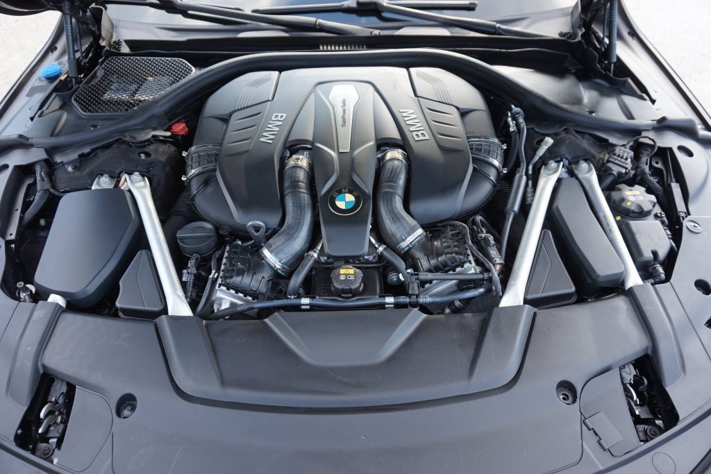 Used 2019 BMW 750i w/ Executive Package RWD image 15