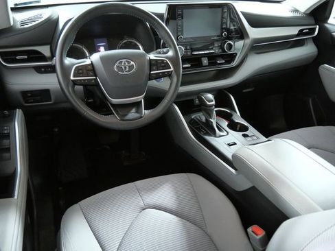 Used 2022 Toyota Highlander LE AWD/4WD image 4