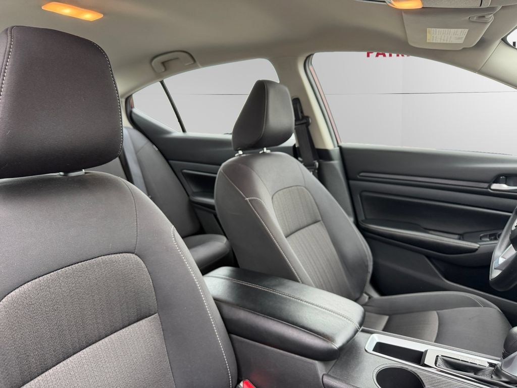 Used 2025 Nissan Altima 2.5 SV FWD image 13