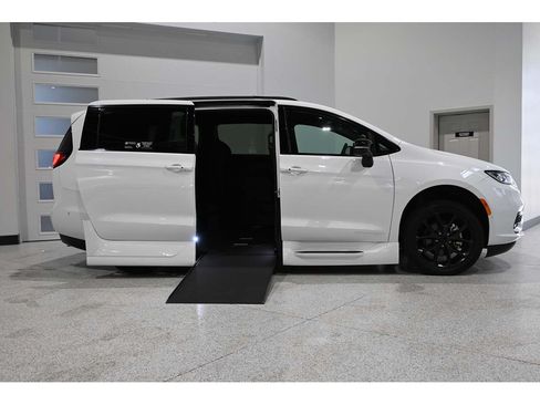 Used 2024 Chrysler Pacifica Touring-L w/ Uconnect Theater Family Group FWD image 17