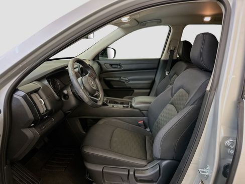 Used 2024 Nissan Pathfinder S image 13