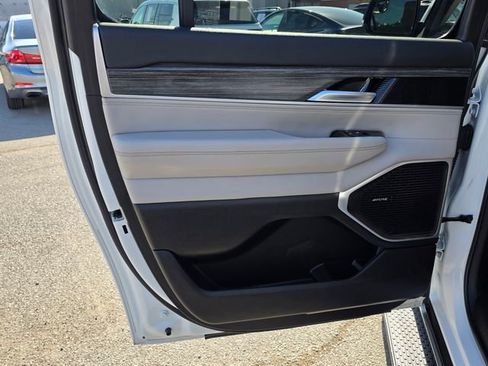 Used 2024 Jeep Wagoneer L Series II image 20