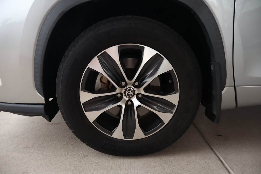 Used 2020 Toyota Highlander XLE AWD/4WD image 5